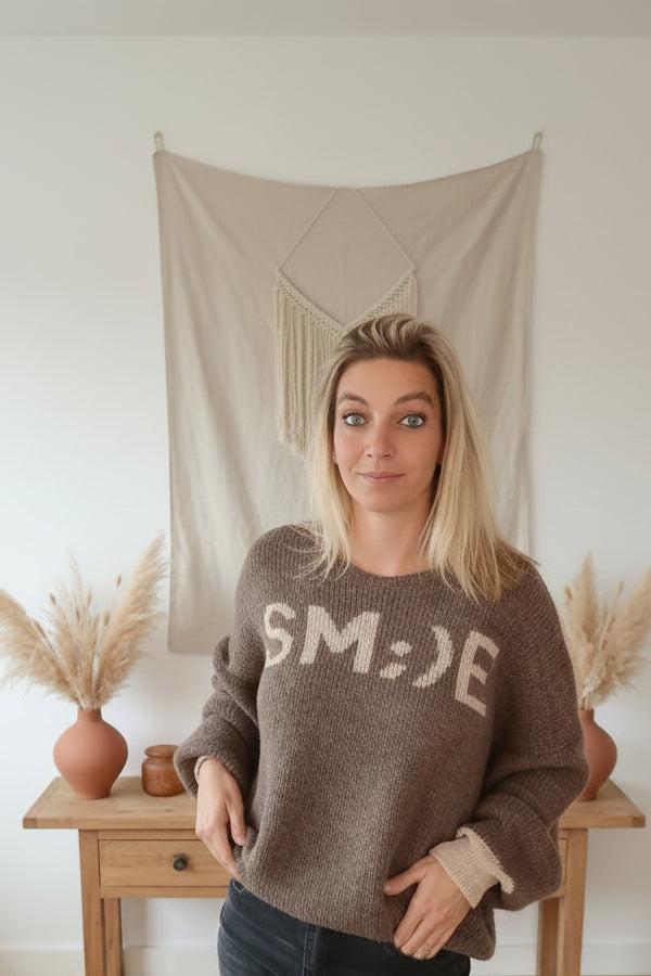 Boho-Luxe Strickpullover in Braun mit Smiley-Print aus weichem Material.