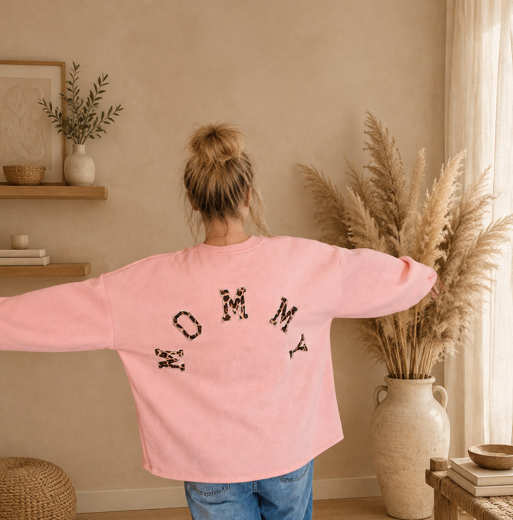 Rosa Damen-Sweatshirt mit bogenförmigem MOMMY-Schriftzug im Leomuster, Rückansicht mit ausgestreckten Armen.