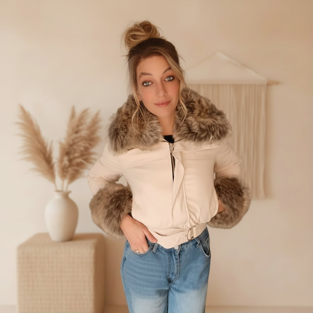 Cremeweiße Cropped Jacke Damen mit Fellkragen und goldenem Reißverschluss, Boho-Winter-Styling mit Jeans