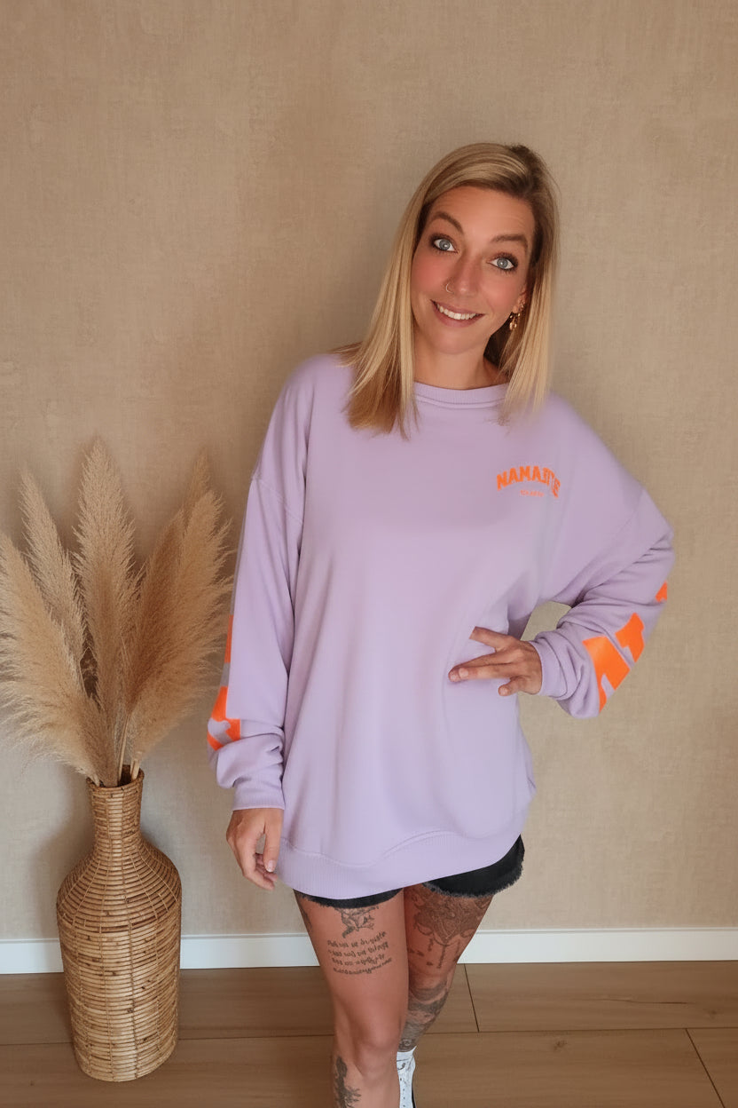 Boho Sweatshirt Damen Lila Namaste – lässige Pose mit Pampas-Gras, Ärmel-Print sichtbar
