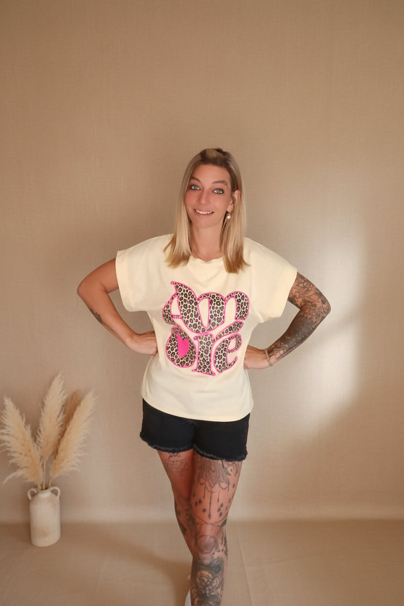 AMORE Leo Cuffed Tee Gelb – Damen T-Shirt mit Leo-Print und Neon-Herz, Frontansicht, Gr. S/M