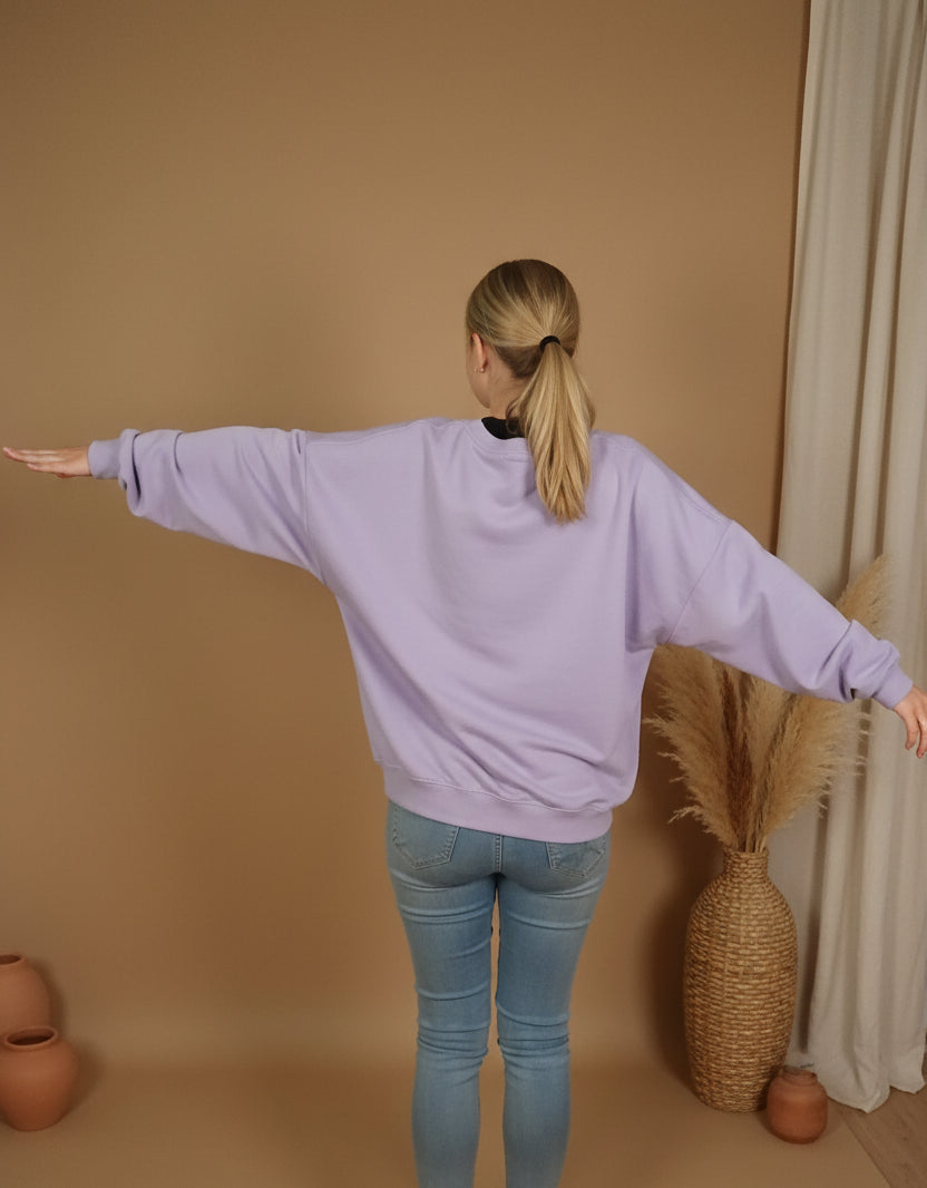SOHO Sweatshirt Damen Lavendel – Rückenansicht Arme ausgestreckt Oversized Fit