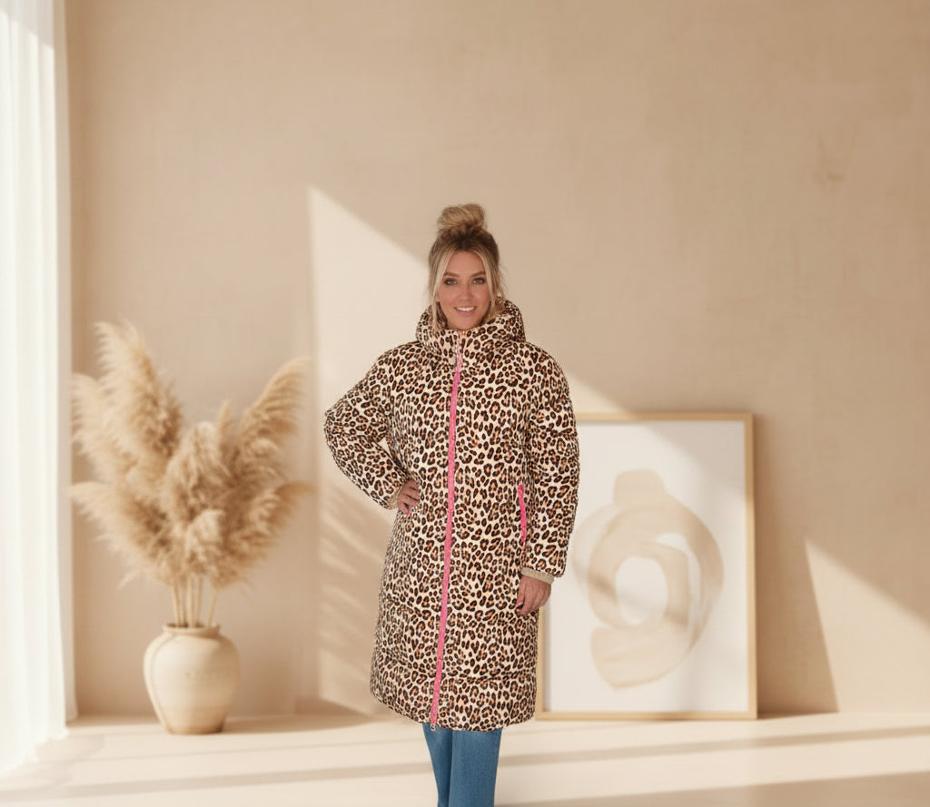 Zwillingsherz Steppmantel Leo AOP Beige – Langer Wintermantel Damen mit Kapuze, Ganzkörperansicht