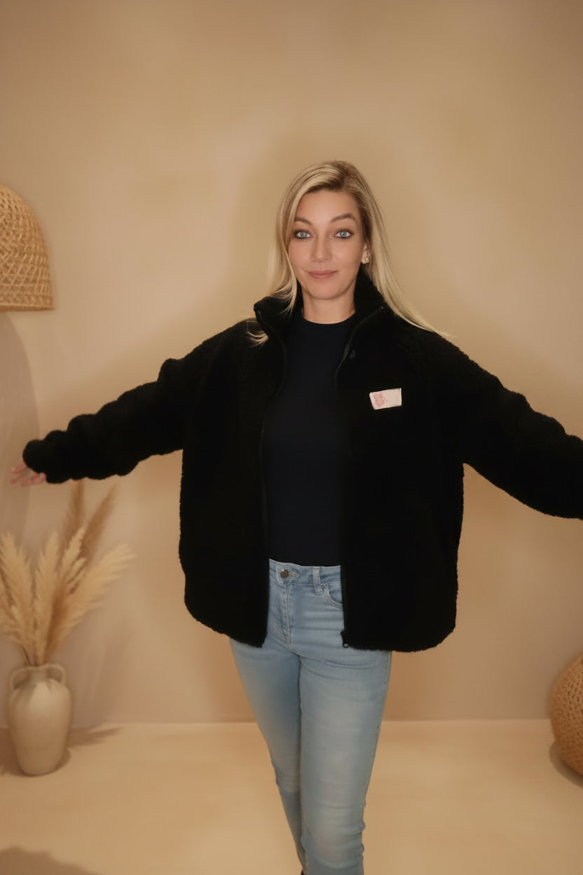 Teddyjacke Schwarz Oversized – Model lächelnd Frontansicht Jeans