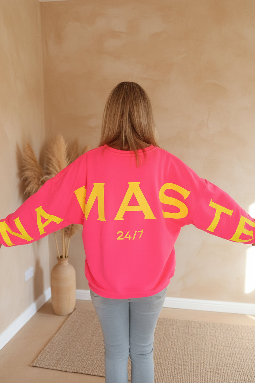 Namaste 24/7 Oversized Sweatshirt Pink – Seitenansicht Rückenprint, gelber Namaste 24/7-Schriftzug
