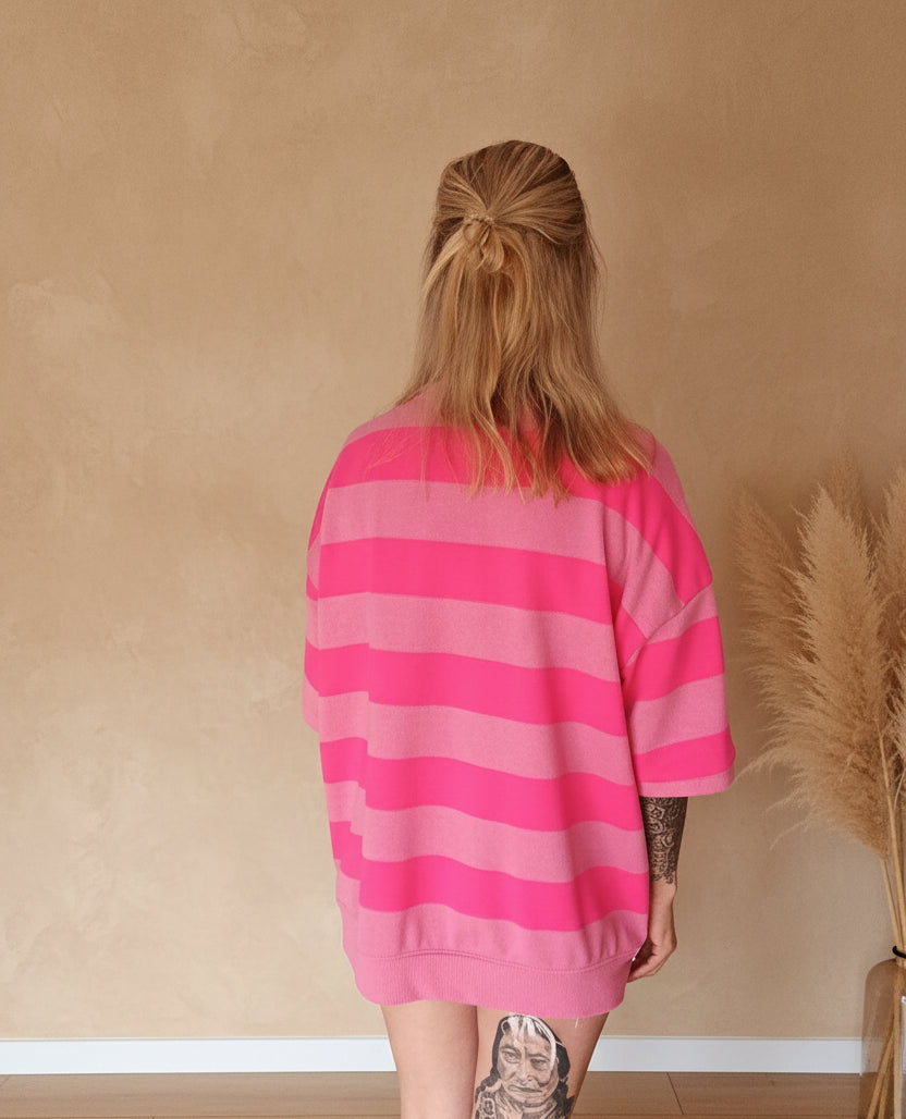 Oversize T-Shirt Pink Hellpink Gestreift – Rückenansicht, lässiger Oversized-Fit, warmer Sandton-Hintergrund