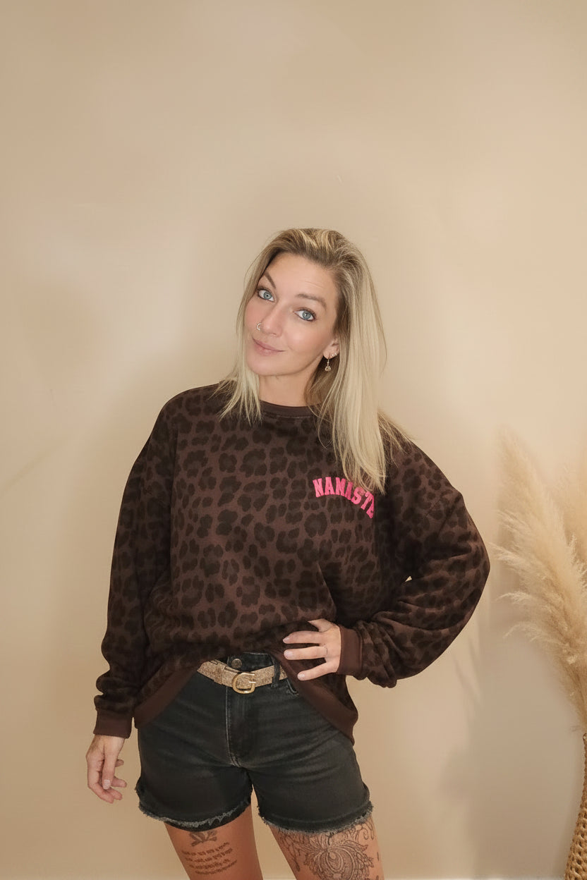 Namasté Oversize Sweater Leo – Frontansicht neonorangem Namasté-Schriftzug, Boho-Ambiente
