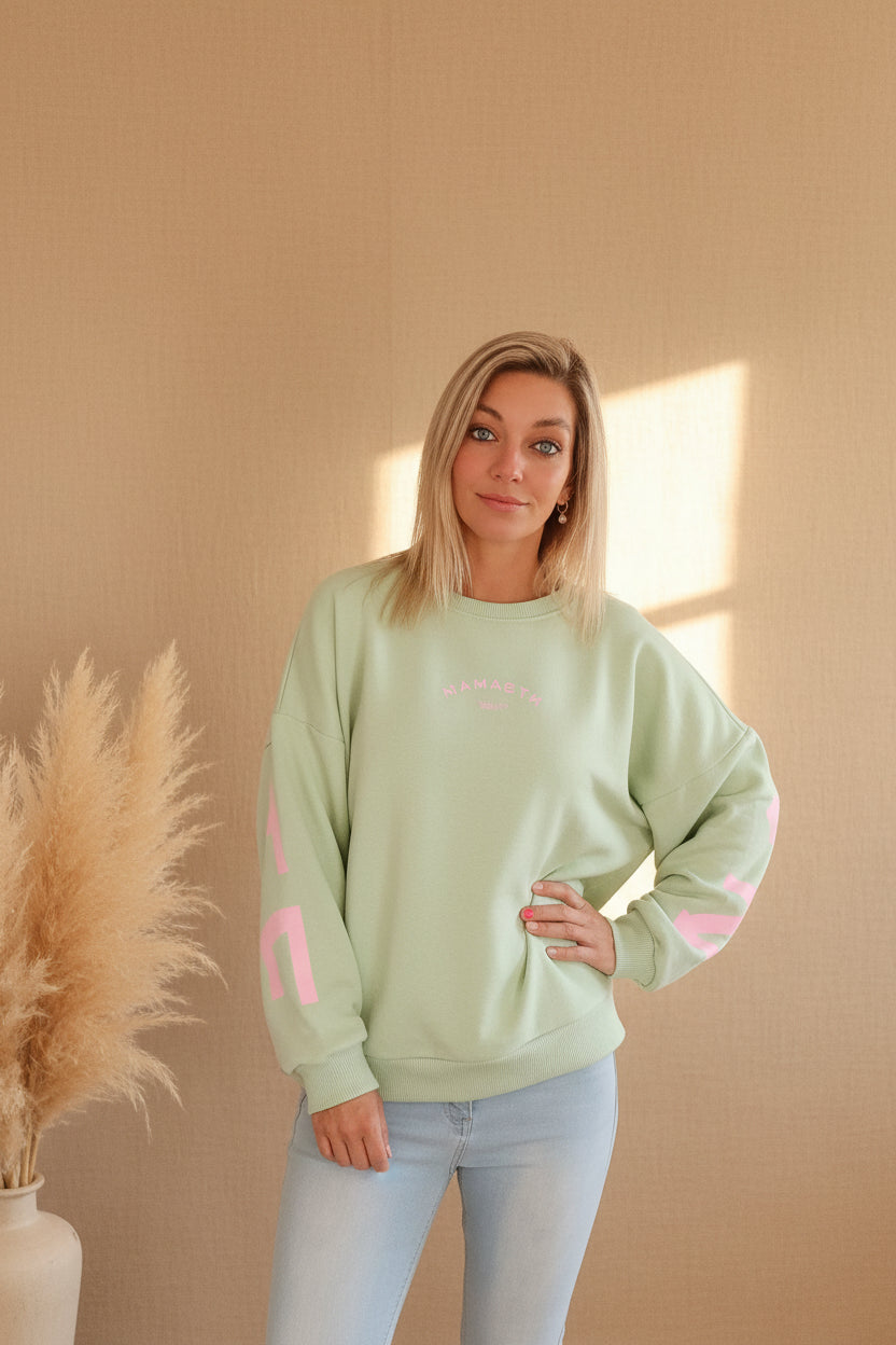 Namaste Sweater Rücken – großer rosa Namaste 24/7 Schriftzug, Oversized Silhouette