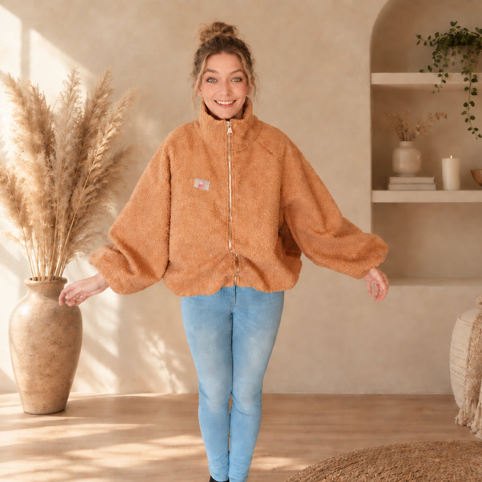 Karamellbraune Damen-Teddyjacke mit Stehkragen und Reißverschluss, gerade Frontansicht
