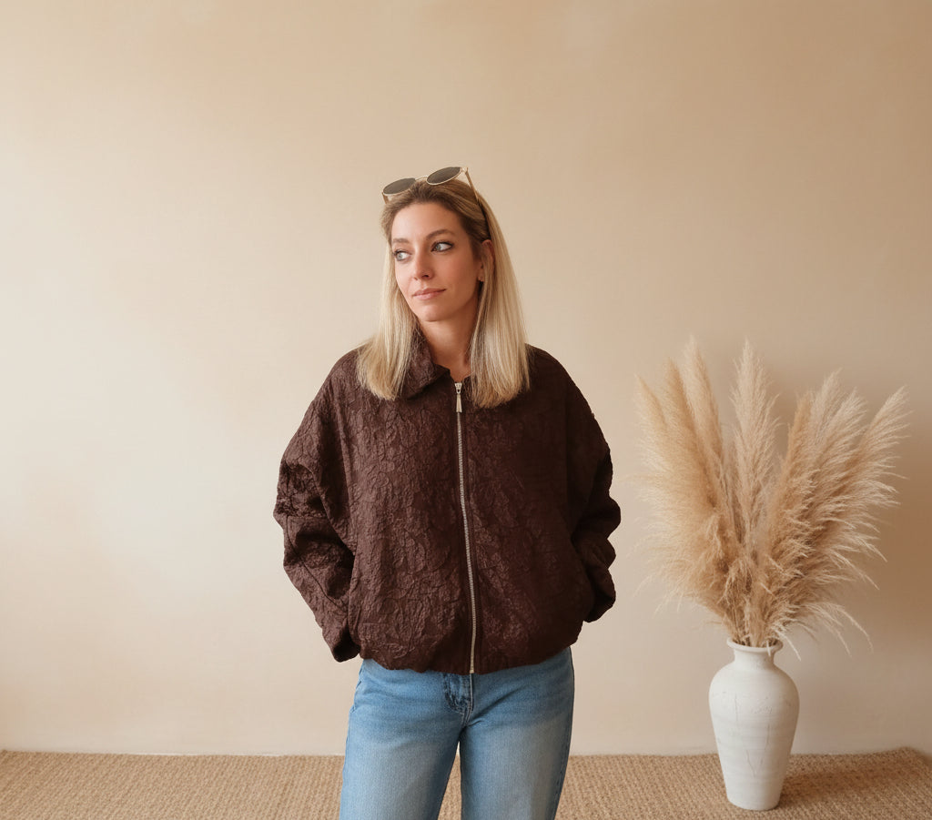 Braune Damen-Bomberjacke mit Muster und Reißverschluss in der Vorderansicht
