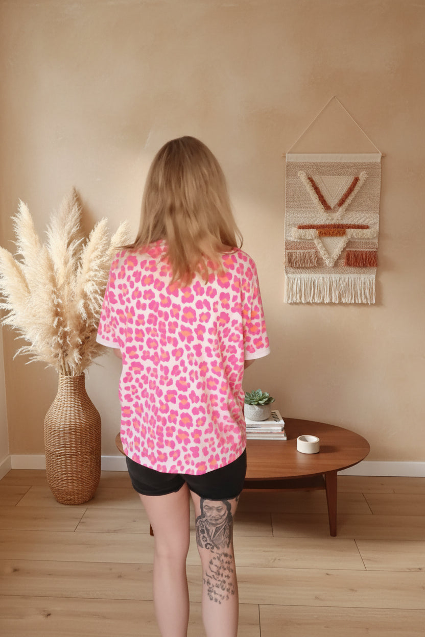 Boho-Luxe Damen T-Shirt mit rosa Leopardenmuster aus weichem Stoff.