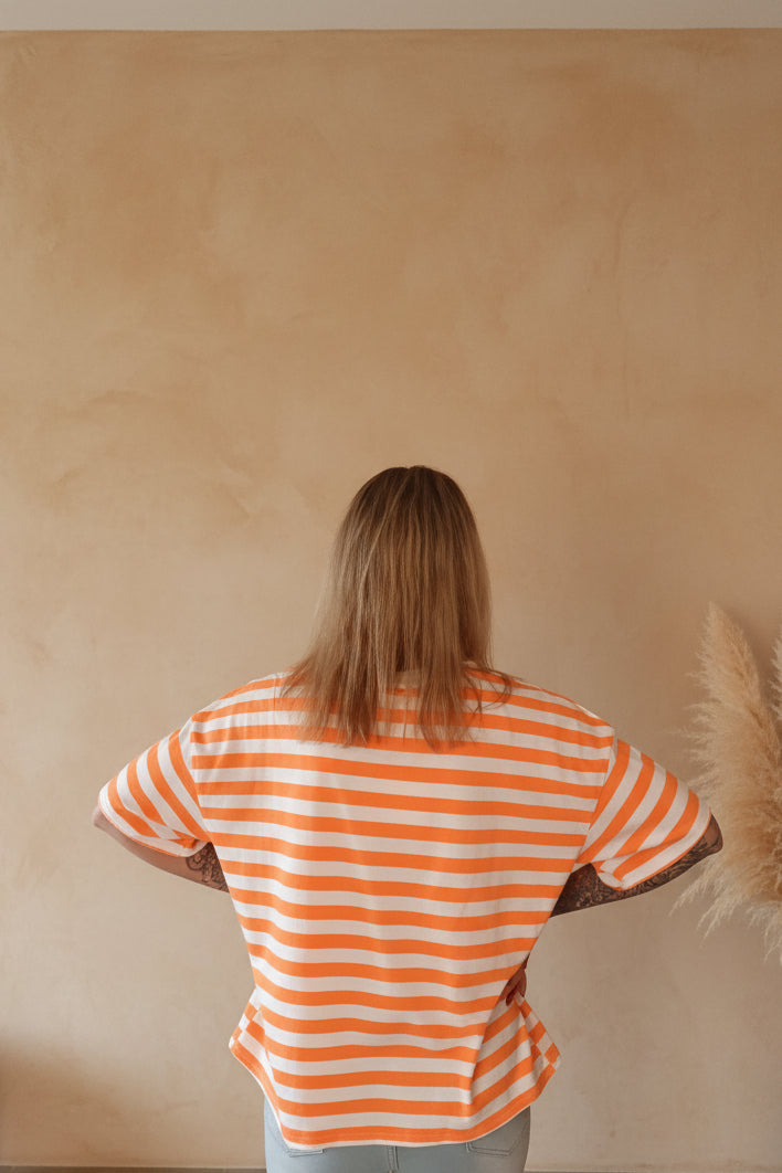 Boho-Luxe gestreiftes Damen-T-Shirt in Orange und Weiß aus Baumwolle.