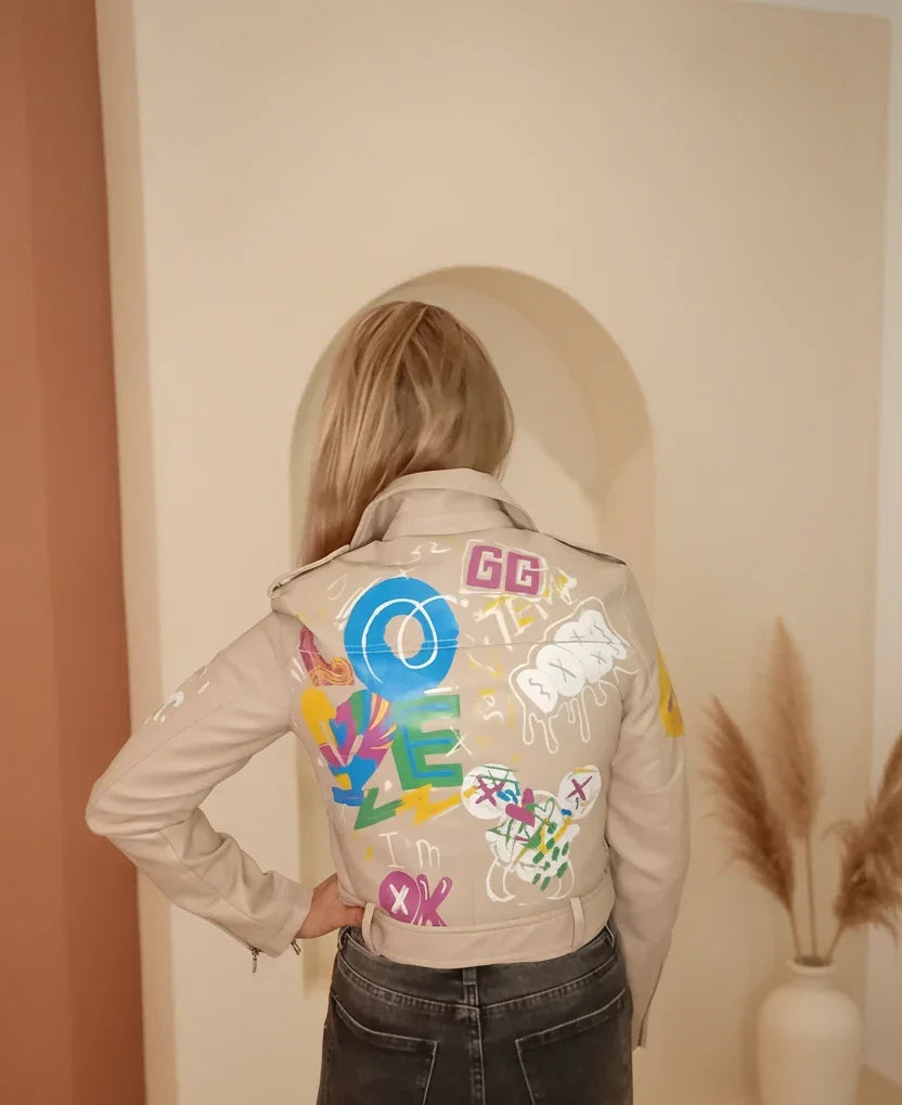Beige Lederjacke für Damen mit bunten Boho-Luxe Graffiti-Prints auf dem Rücken
