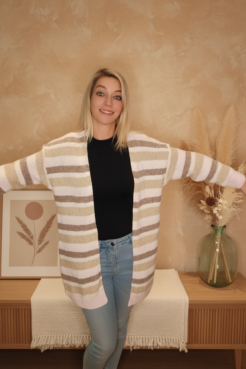 Strickcardigan Damen Gestreift Offen – Frontansicht mit schwarzem Top und Jeans, Boho-Stil