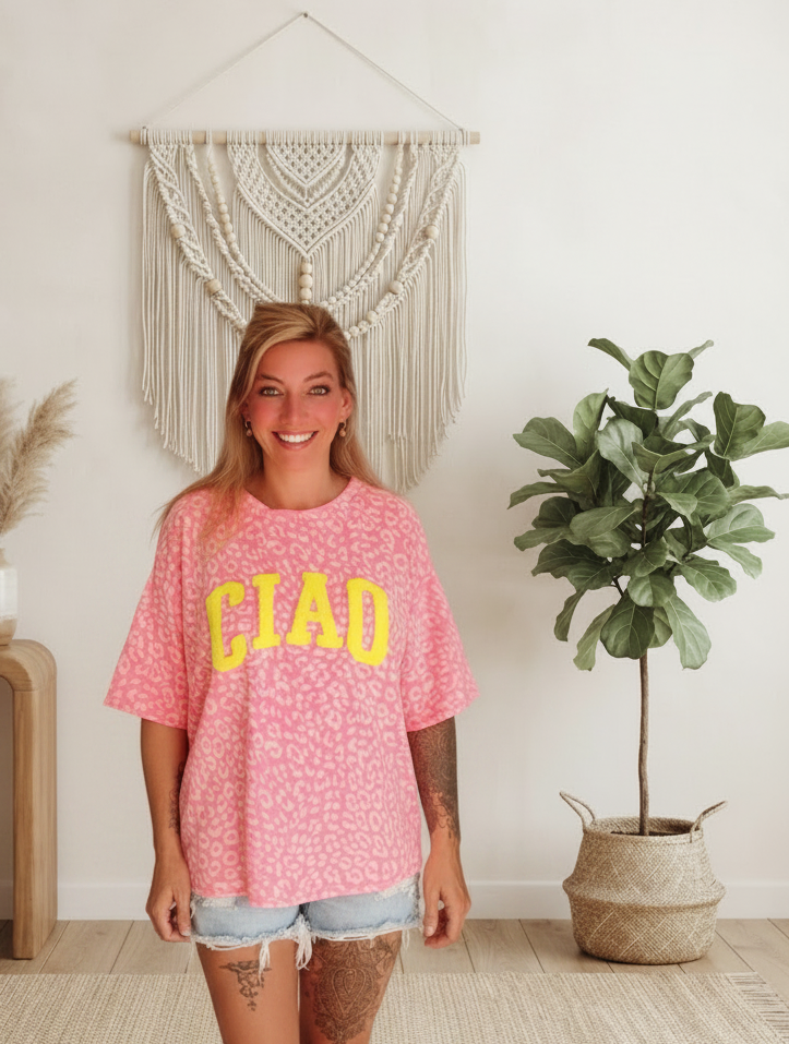 Boho-Luxe rosa Leopardenmuster T-Shirt aus weichem Stoff für Damen