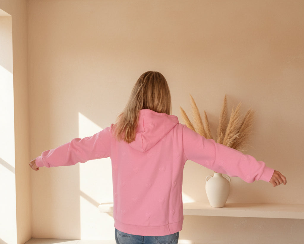 Hoodiejacke Zwillingsherz Love Damen, rosa, Rückansicht am Model mit bestickten Herzmotiven