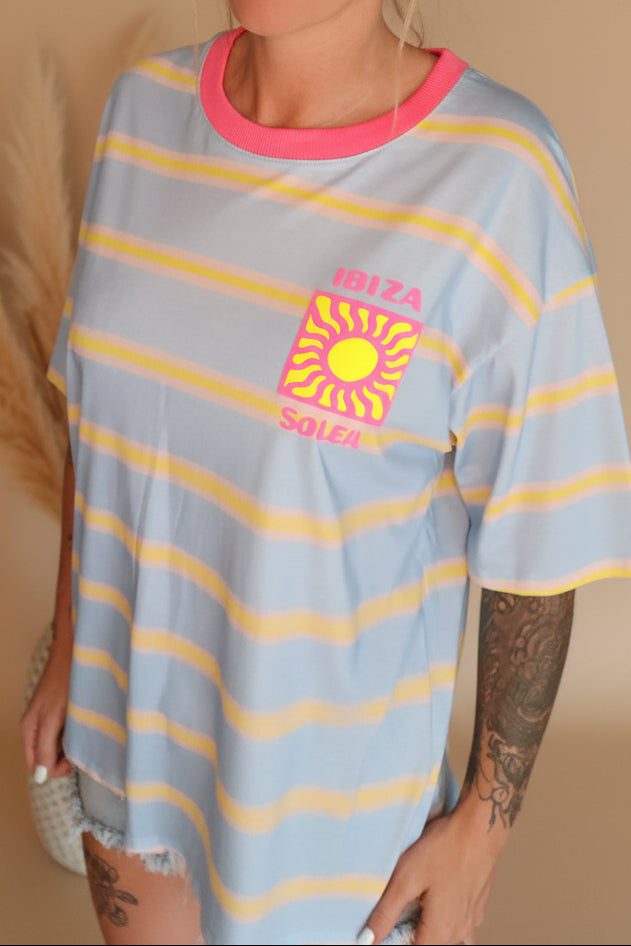 Boho-Luxe gestreiftes T-Shirt in Hellblau und Gelb mit Ibiza-Sonnenprint aus weichem Stoff.