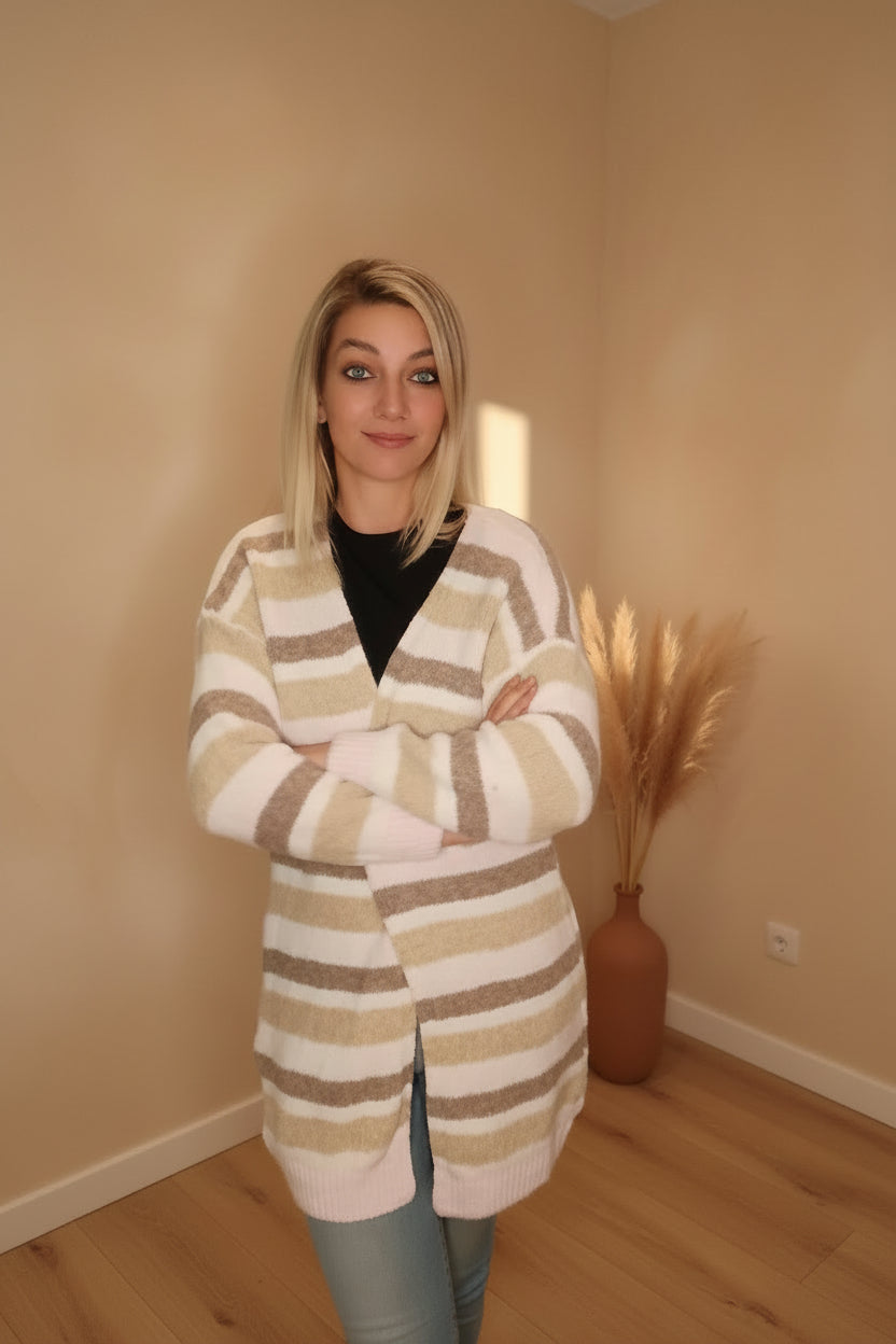 Strickcardigan Damen Beige – Frontansicht offen, lächelndes Model mit Pampas-Deko
