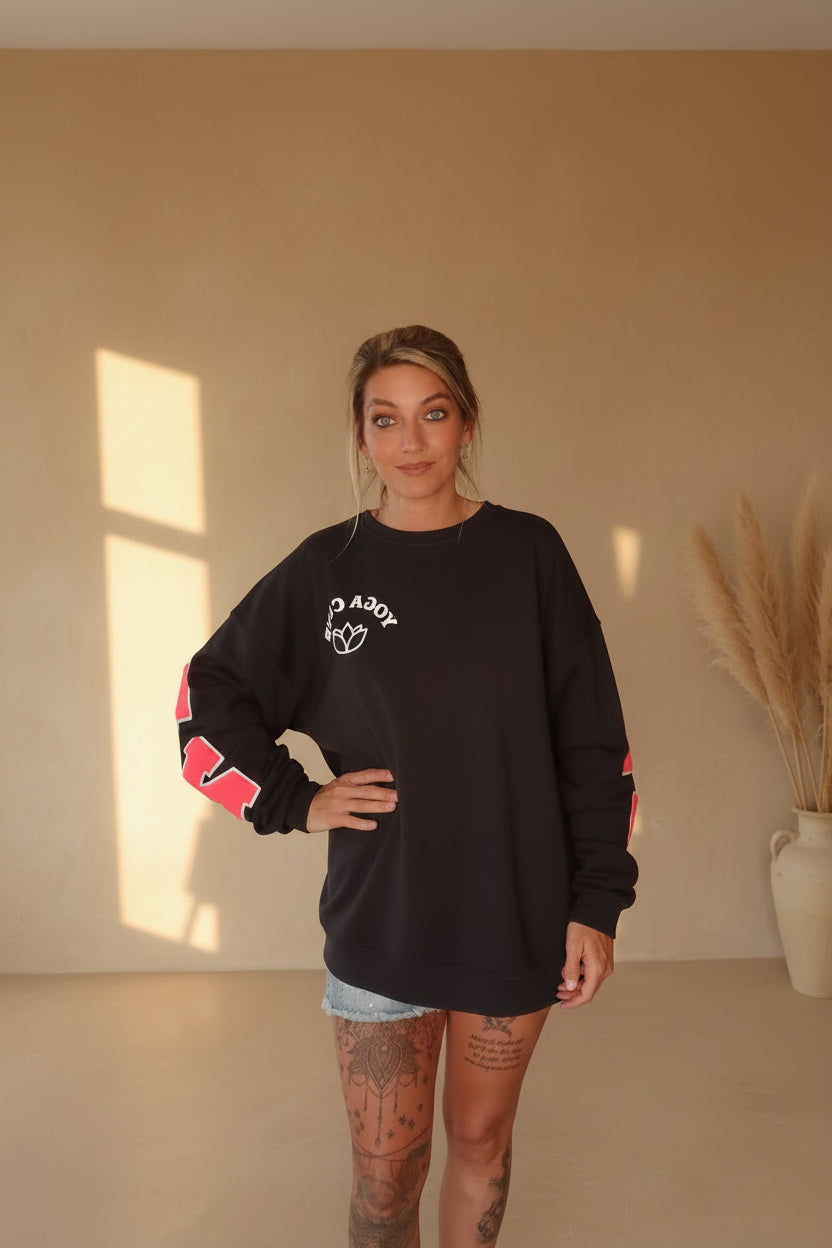 Schwarzer Boho-Luxe Sweatshirt aus weichem Baumwollstoff mit rosa Print.