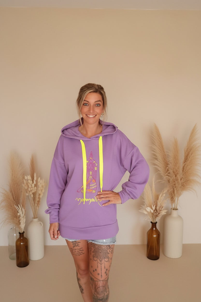 Lila Boho-Luxe Oversized Hoodie aus weichem Baumwollstoff mit Yoga-Print.