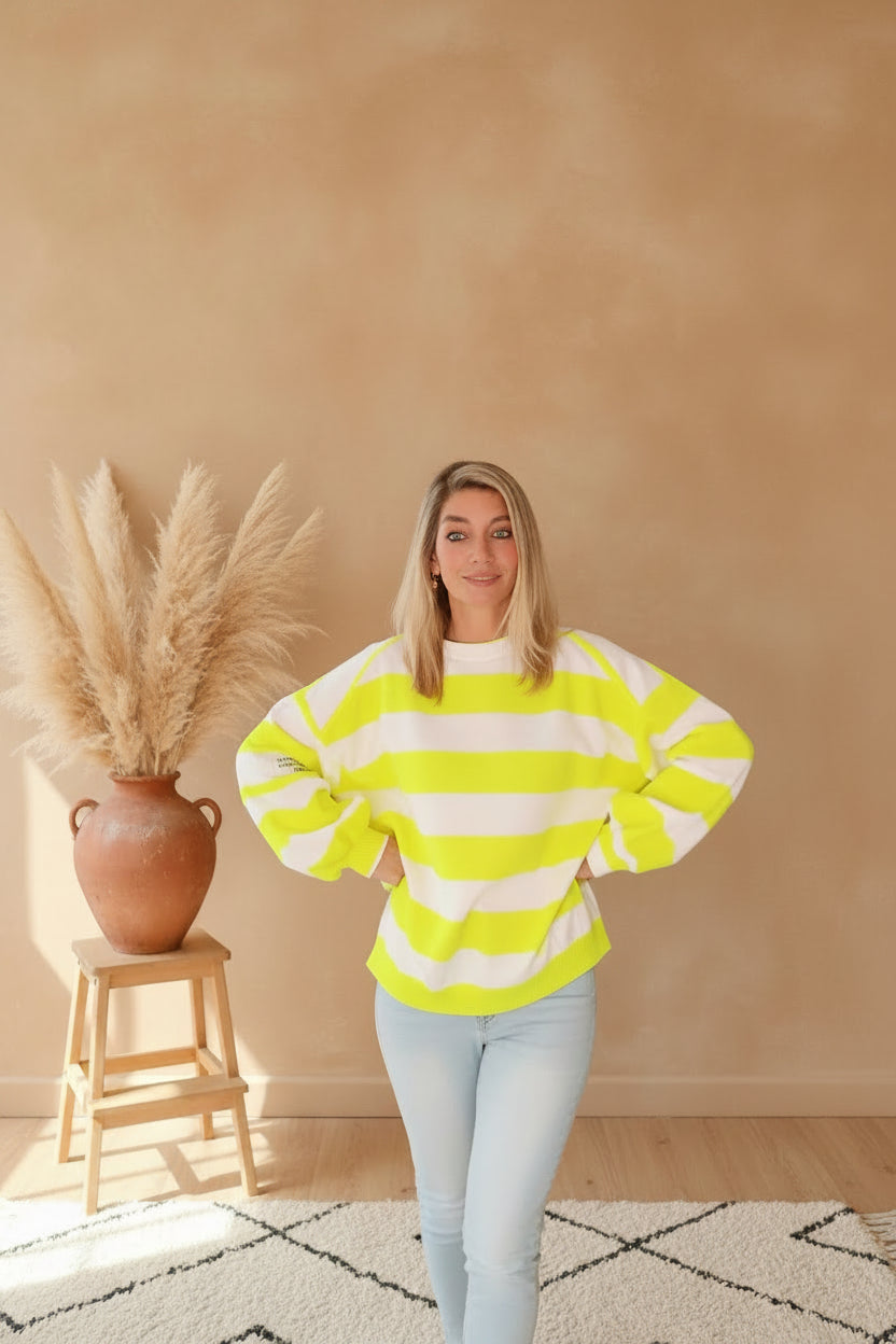 Boho-Luxe gelb-weiß gestreifter Baumwoll-Pullover kombiniert mit hellblauen Jeans.