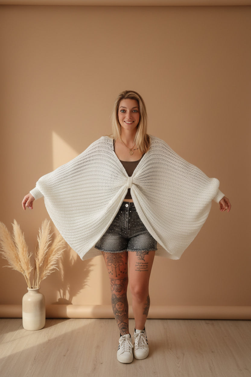 Cremefarbener Boho Sweater – Modell mit Haardutt, Pampasgras-Deko
