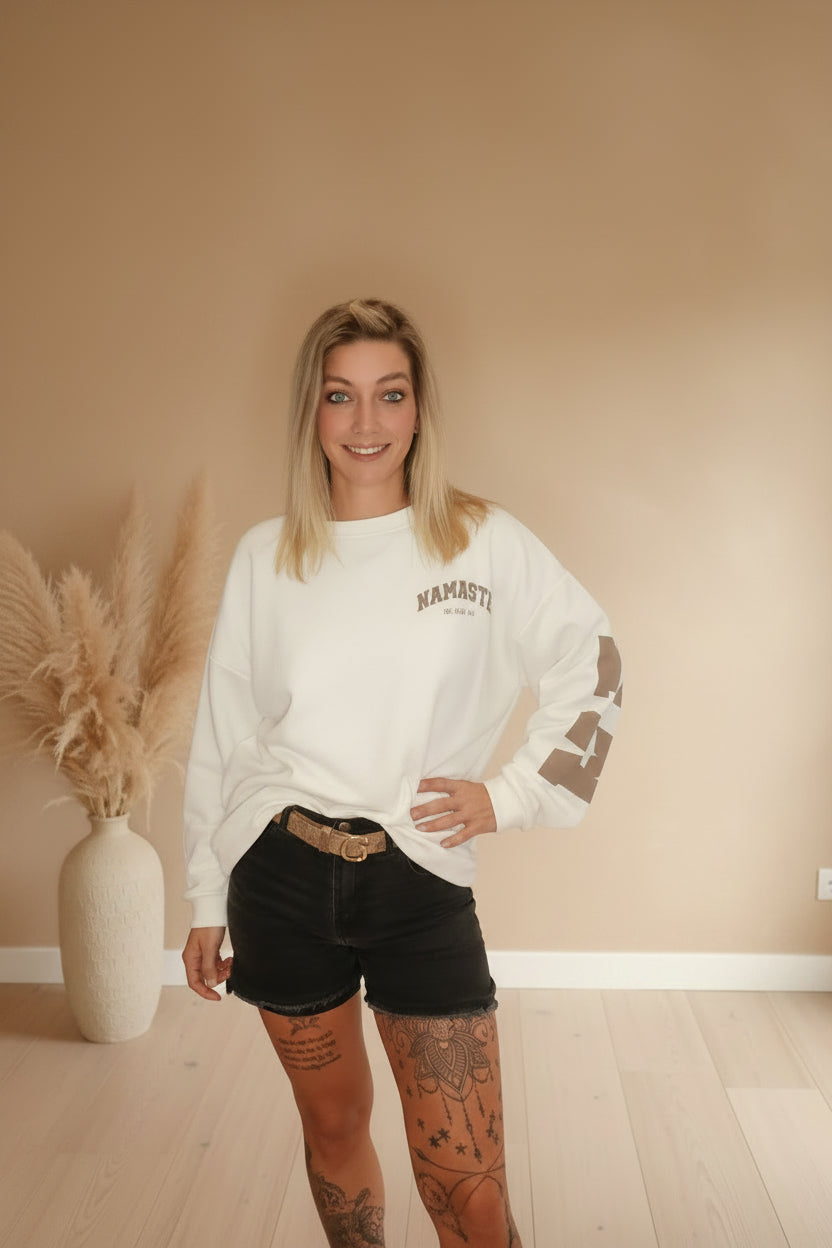 Namasté Yoga Sweater Weiß – Lifestyle Shot