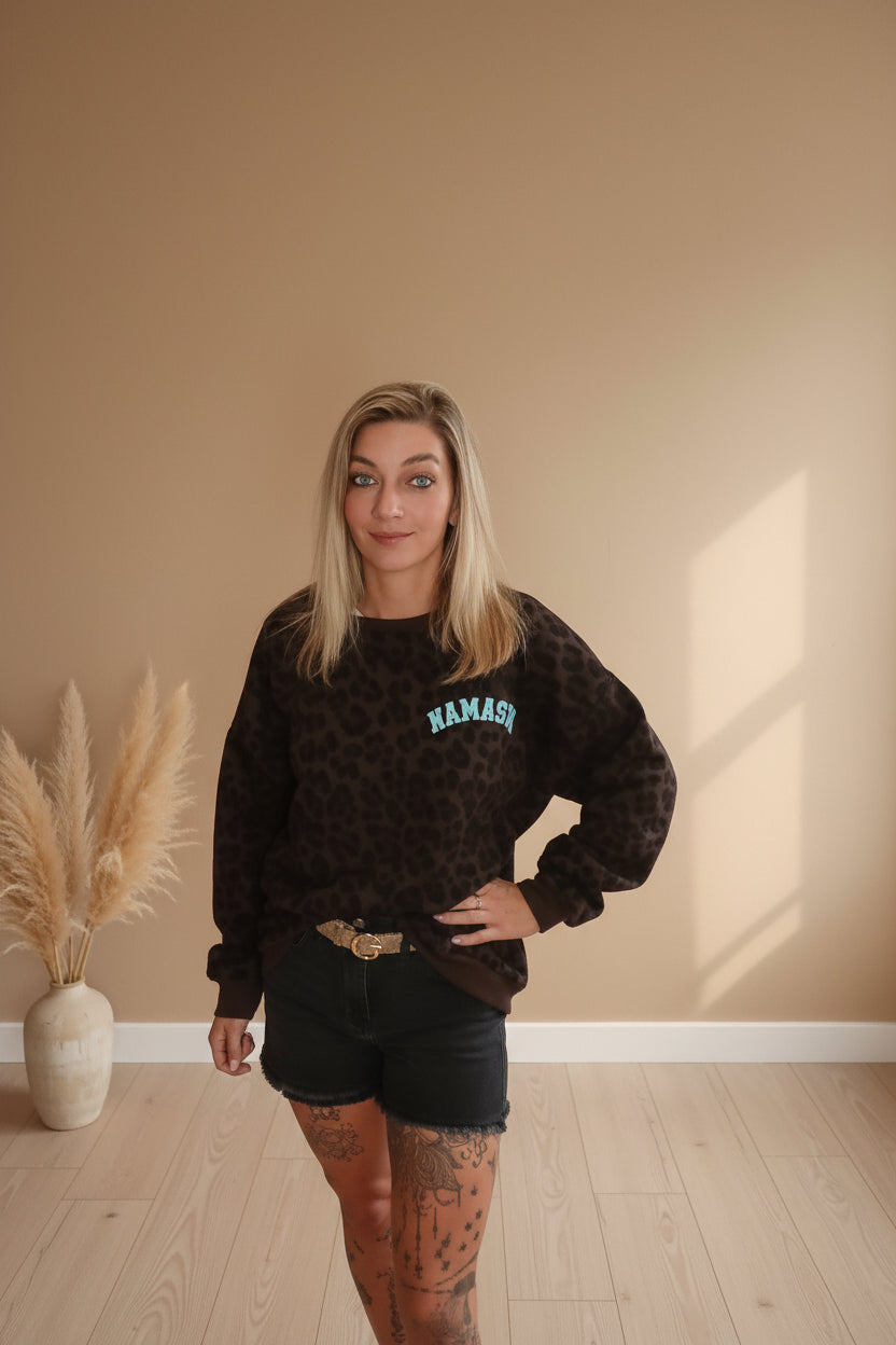 Namasté Oversize Sweater Leo – Alle 3 Varianten: pinker, neonorangem und hellblauem Schriftzug
