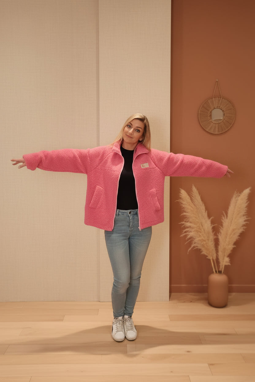 Teddyjacke Damen Pink – offen getragen über schwarzem Shirt