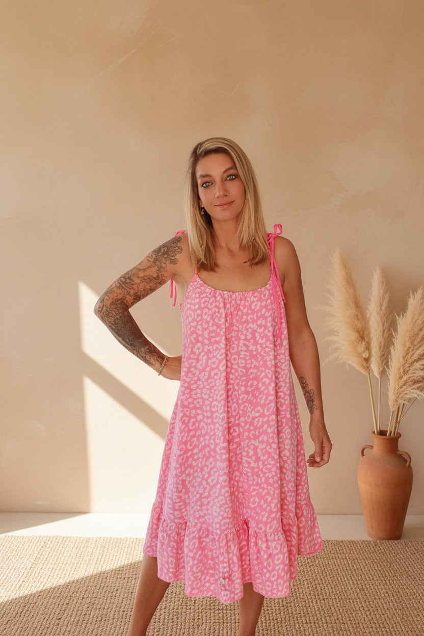Sommerliches Boho-Luxe Maxikleid in Rosa mit Leopardenmuster aus leichtem Stoff