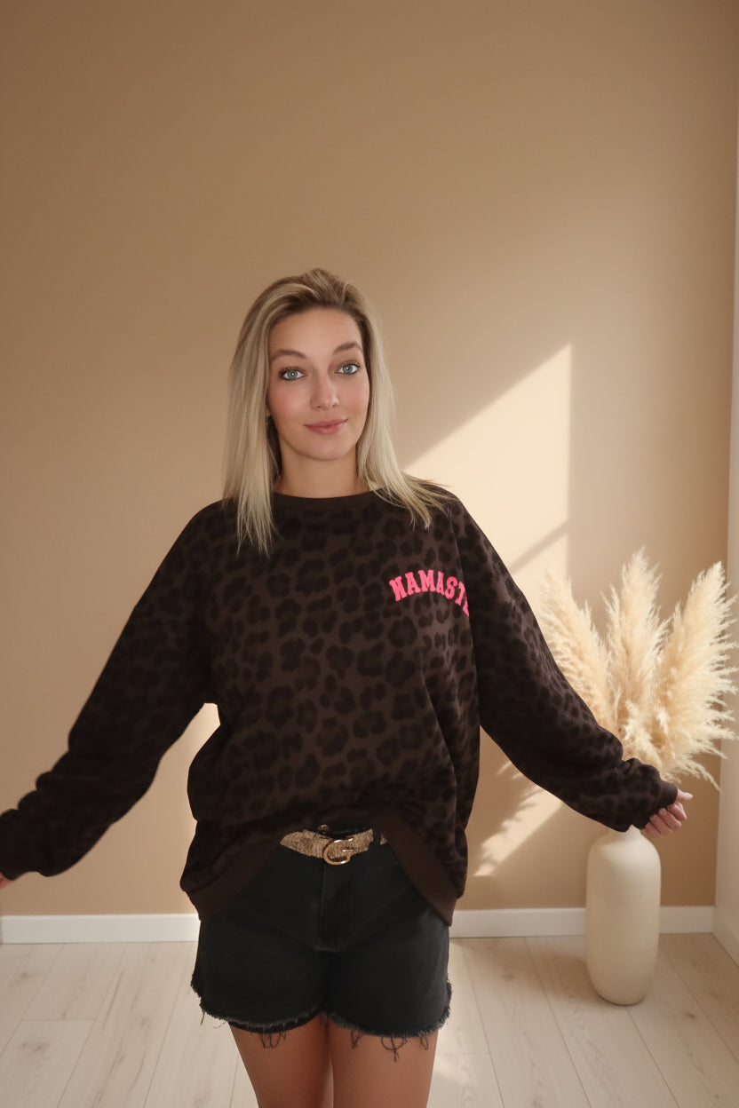 Namasté Oversize Sweater Leo – Ganzkörper Frontansicht pinker Schriftzug, Yoga Pullover Damen
