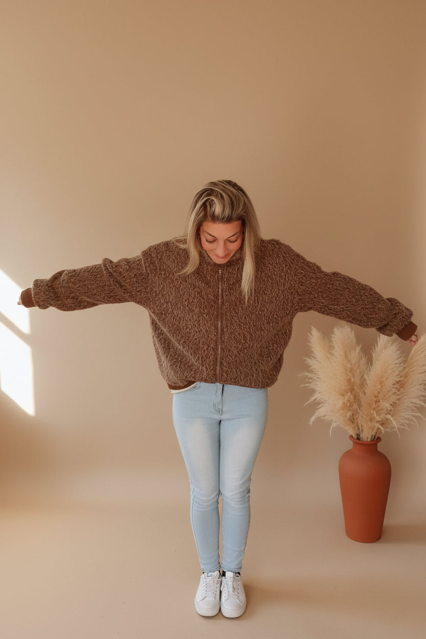 Damen Jacke braun mit pinken Streifen, Arme ausgestreckt, Boho-Stil