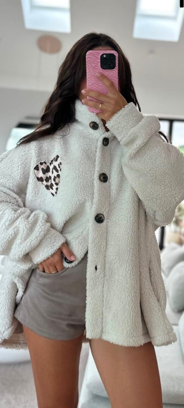 Boho-Luxe cremeweiße Teddyjacke mit Herz-Leopardenmuster und Knöpfen.