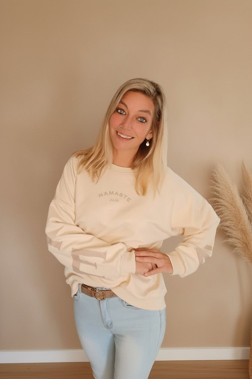 Namaste 24/7 Oversized Sweatshirt Creme – Detailansicht goldener Namaste-Schriftzug vorne
