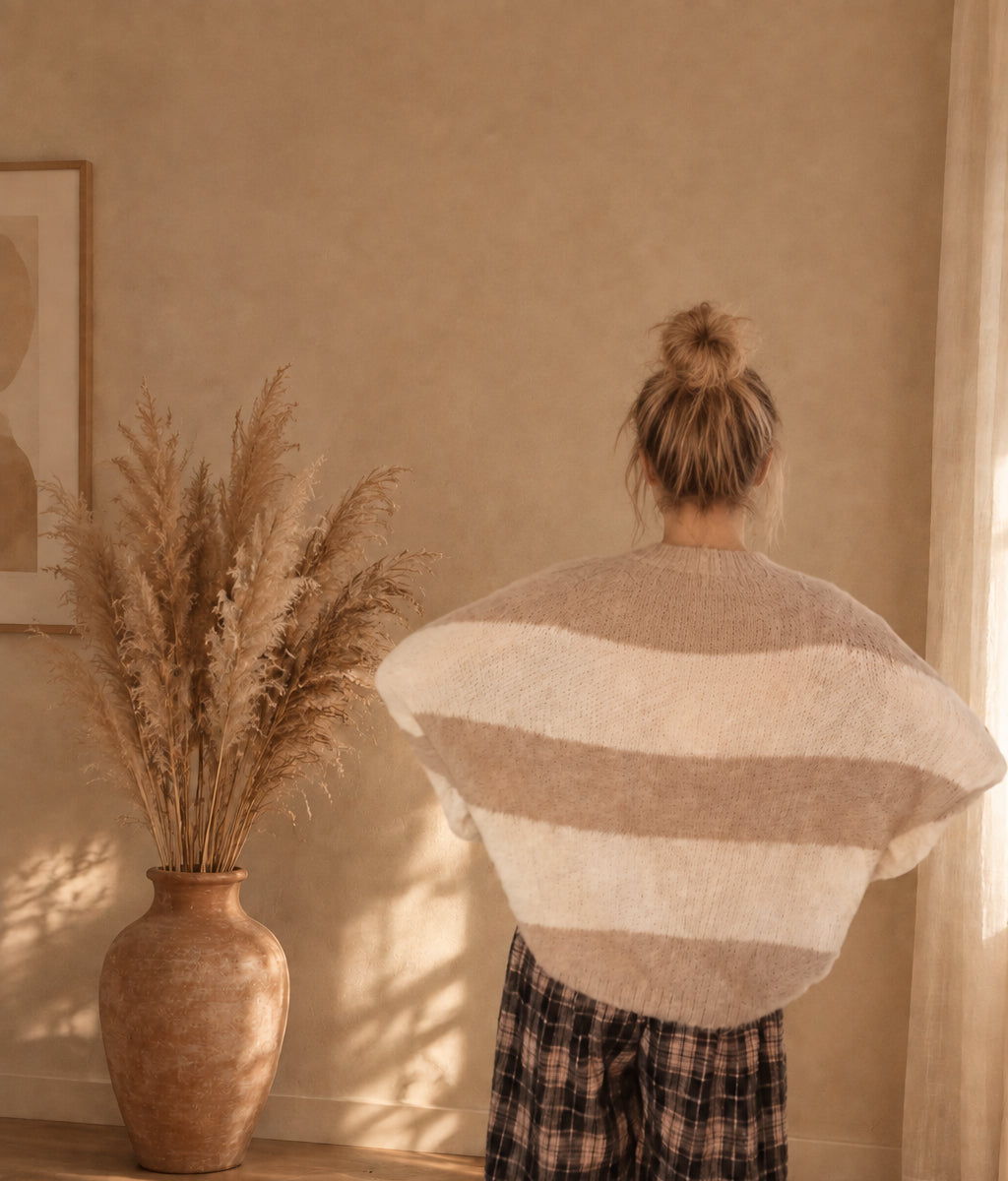 Damen-Strickpullover mit breiten Streifen in Beige und Creme, Rückenansicht am Model mit hochgesteckten Haaren