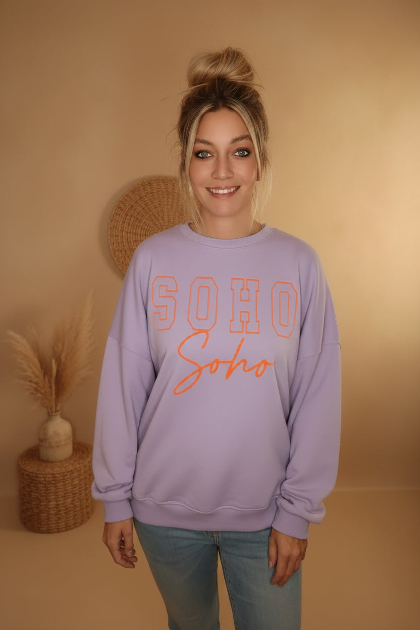 SOHO Sweatshirt Damen Lavendel – Frontansicht mit orangenem SOHO Print Boho Styling