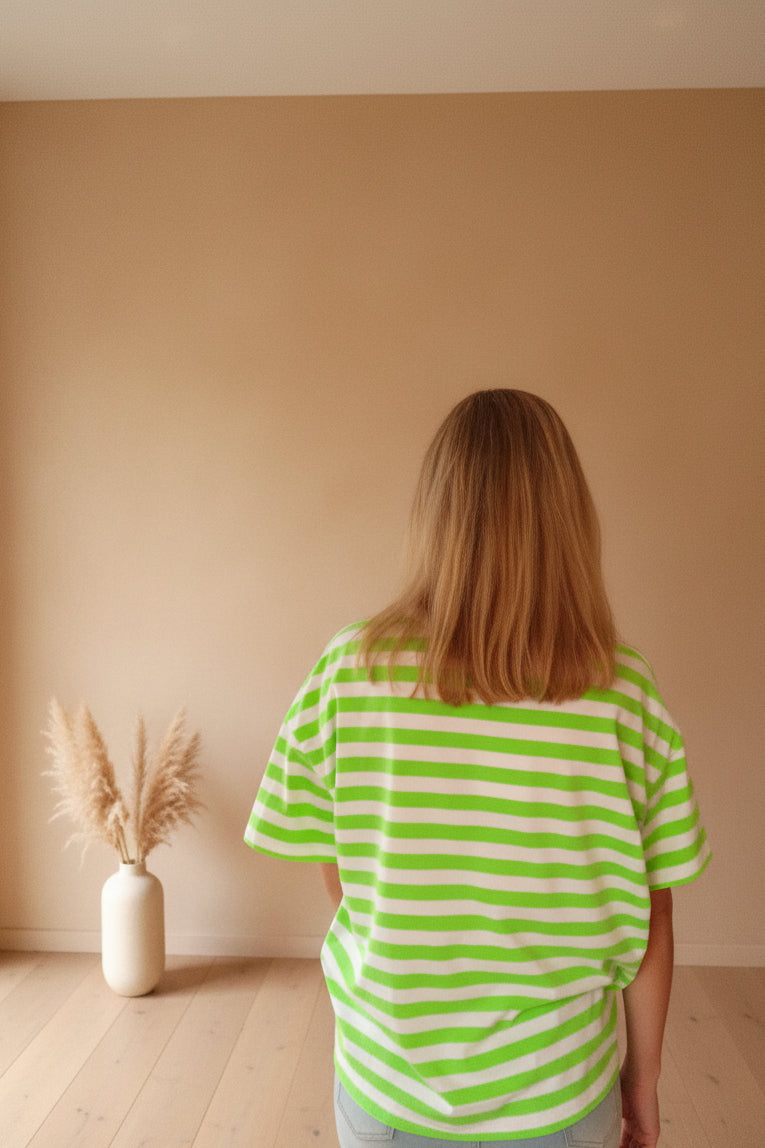 Boho-Luxe Damenmode: Gestreiftes T-Shirt aus Baumwolle in Neongrün und Weiß.