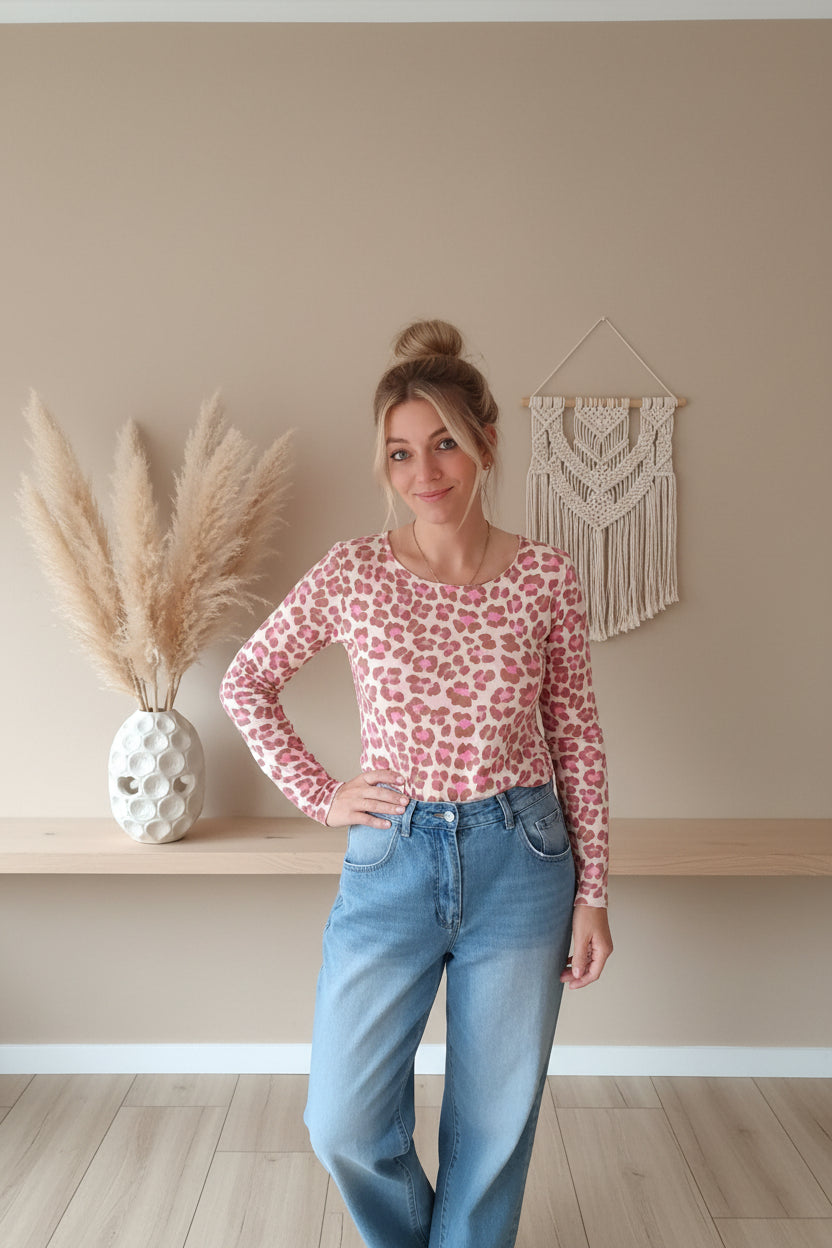 Langärmliges Leo-Oberteil in Rosa und Braun in Ganzkörperansicht