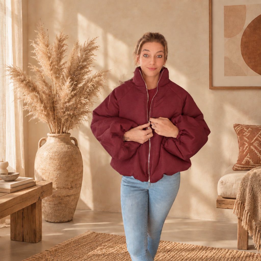 Rote Damen-Ballonjacke mit Reißverschluss, Frontansicht beim Schließen der Jacke