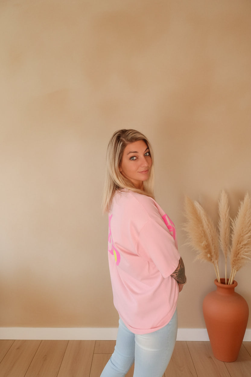 Amore Rosa Oversized T-Shirt rosa – Seitenansicht, Damen Boho-Luxe Statement-Shirt aus Baumwolle