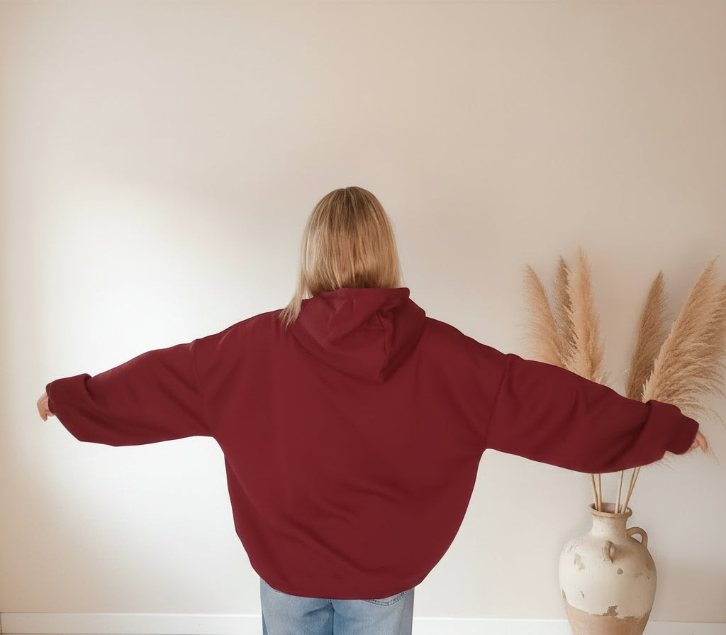 Detailansicht der Kapuze und des weiten Rückens eines bordeauxfarbenen Yoga-Hoodies