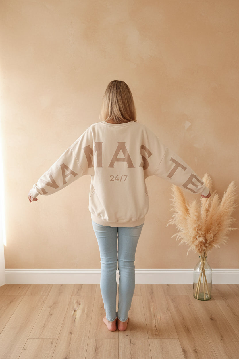 Namaste 24/7 Oversized Sweatshirt Creme – Rückenansicht mit großem Namaste 24/7-Print auf den Ärmeln
