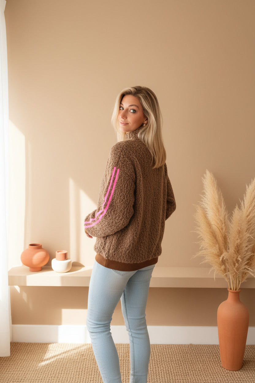 Damen Jacke braun mit pinken Streifen, Rückenansicht mit Blick über Schulter