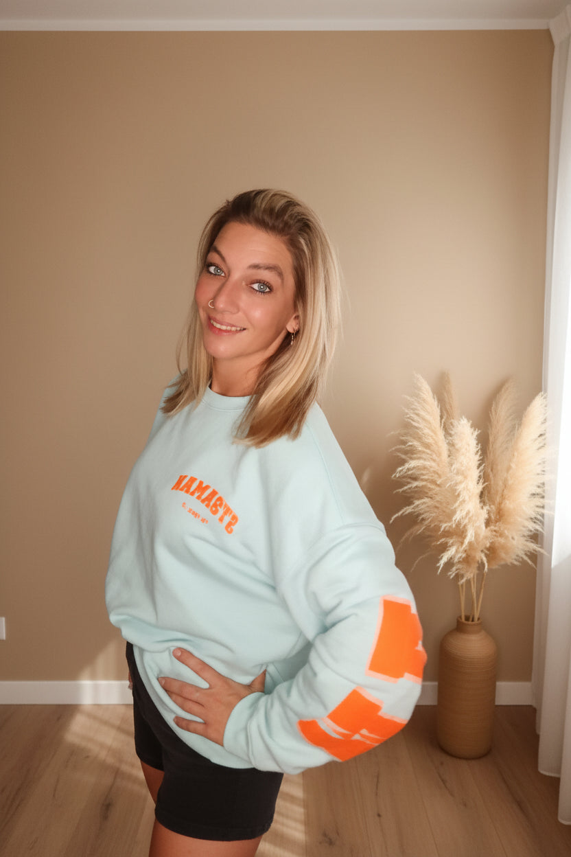Namaste Oversized Sweatshirt Damen – Frontansicht Boxy Fit mit Makramee-Hintergrund