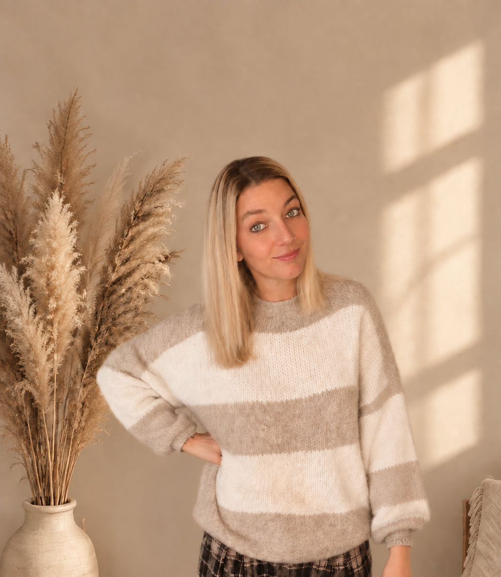Lockerer Damen-Strickpullover in Beige und Creme mit breiten Querstreifen und langen Ärmeln, Frontansicht am Model