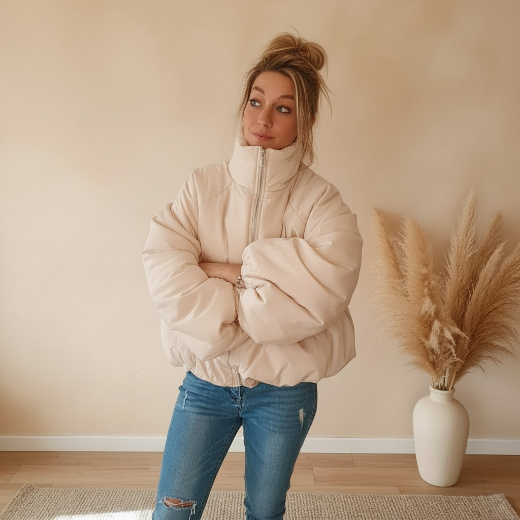 Oversize Damen Ballonjacke in Creme mit hohem Stehkragen und Reißverschluss, Detailansicht