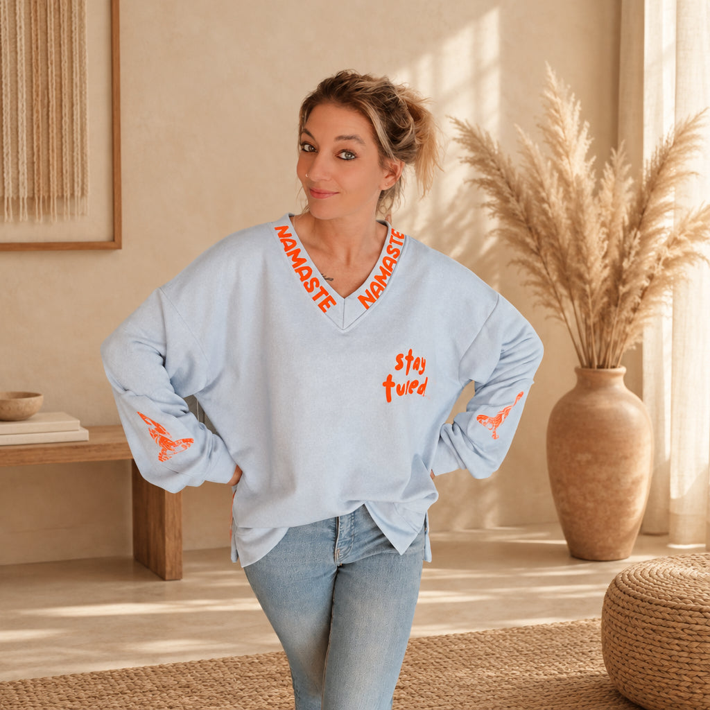 Hellblauer Namaste-Damenpullover mit orangefarbenem Brust- und Ärmelprint, lockere Frontansicht