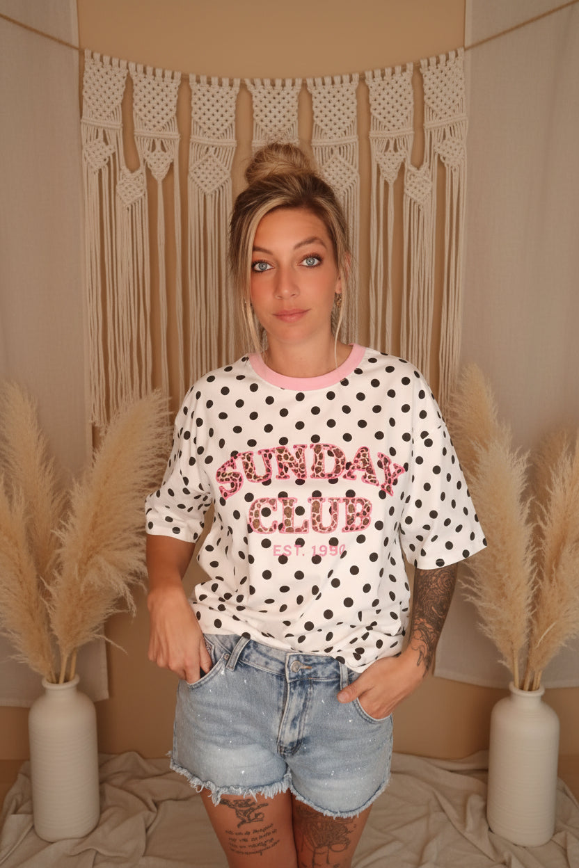 Boho-Luxe Look: Weißes Polka-Dot T-Shirt mit Glitzerprint und hellblaue Jeans-Shorts.