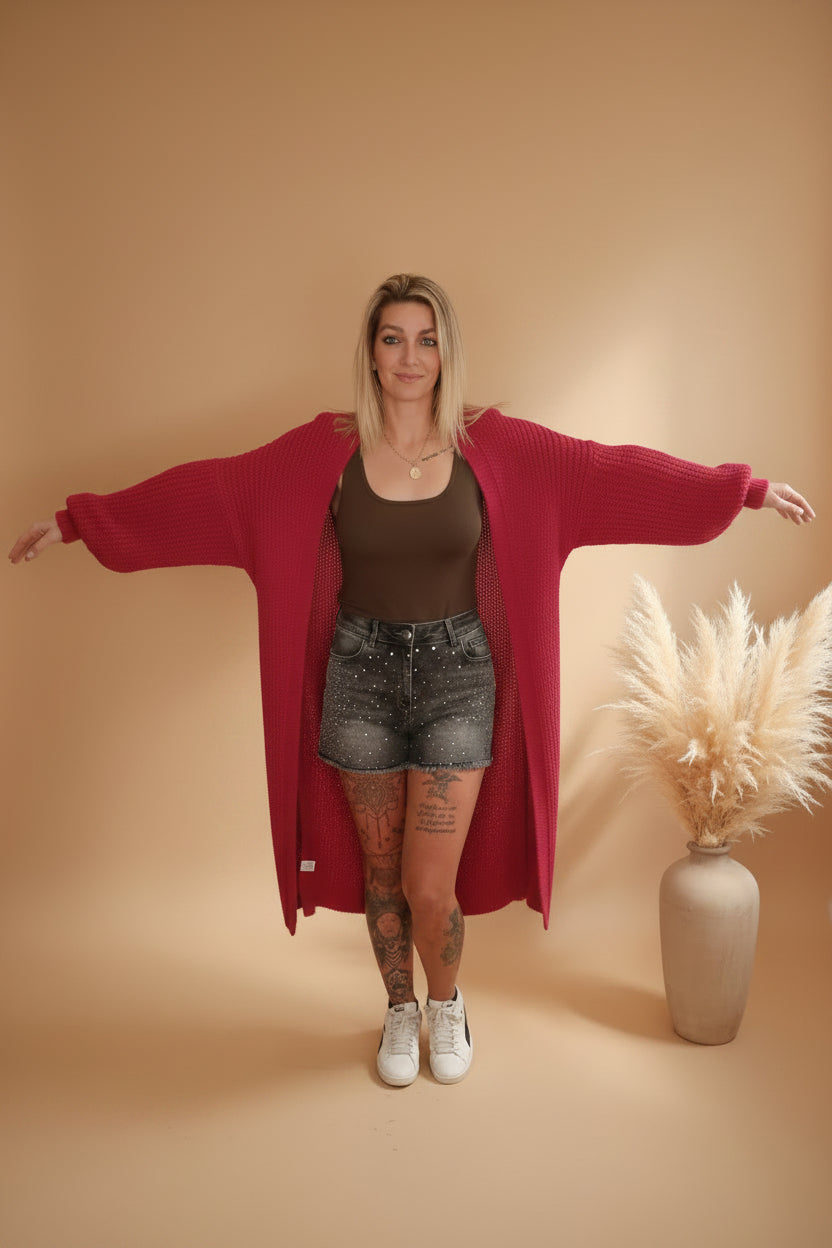 Strickmantel Damen lang Beerenrot entspannte Pose – Langer Cardigan Grobstrick Open Front Boho-Luxe