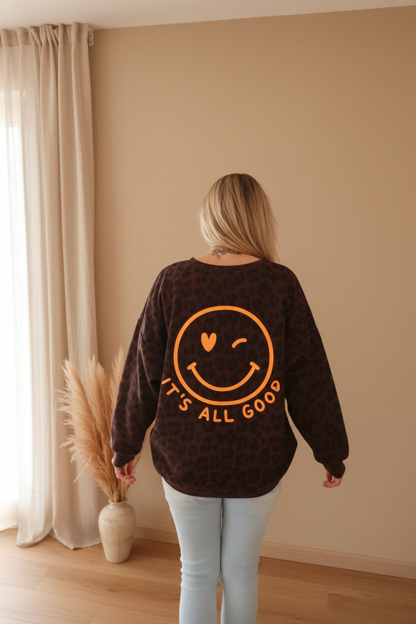 Oversized Leo Sweater Damen – Frontansicht Daumen hoch, Pampas Vase Sandton Boho Setting